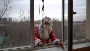 Дед Мороз-альпинист привел в восторг детей в больнице Алматы