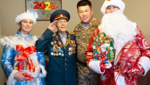 Столетних ветеранов войны поздравили с Новым годом военнослужащие Казахстана