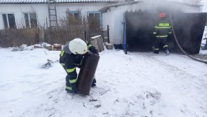 Вынесли из горящего гаража газовый баллон пожарные Павлодарской области