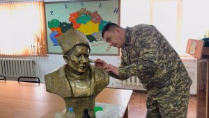 Военный своими руками создал бюст Кабанбай батыра