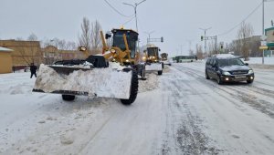 Более 2,5 тысячи дорожных рабочих вышли на уборку снега в Астане
