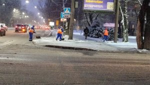 Более тысячи работников вышли на уборку снега в Алматы