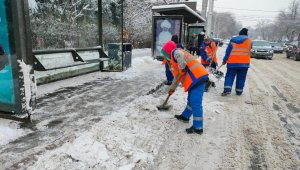 Свыше тысячи дорожных рабочих и 425 единиц техники задействованы в уборке снега в Алматы