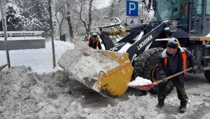 Более тысячи дорожных рабочих разгребают последствия снегопада в Алматы