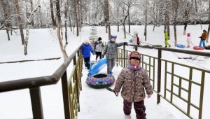 Снежная горка на Терренкуре в Алматы: бесплатные катания для детей из малообеспеченных семей
