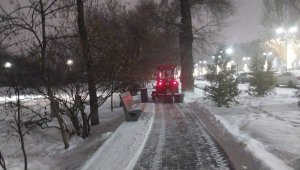 Более тысячи дорожных рабочих вышли на уборку снега в Алматы