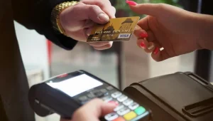 Алматинцы жалуются на предпринимателей за отказ принимать оплату по банковским картам
