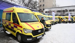 В Алматы вручили ключи от 55 новых автомобилей скорой помощи