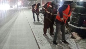 Коммунальные службы Алматы производят уборку снега в круглосуточном режиме