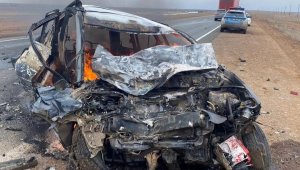 Двое человек сгорели в машине в Атырауской области