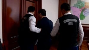 «Я сколько раз предупреждал»: аким Шымкента опубликовал видео задержания чиновника
