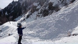 Лавиной перекрыло дорогу в Алматинской области