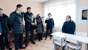 Аким Абайской области проверил состояние общежития в Семее