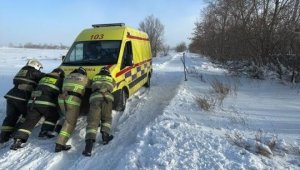 Машину скорой помощи вызволили из снежного заноса спасатели Карагандинской области