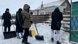 Марафон добрых дел: студенты Астаны помогли убрать снег