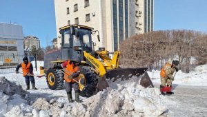Более 2,2 тыс. дорожных рабочих вышли на уборку снега в Астане