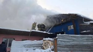 Пожар охватил крышу караоке в Алматы