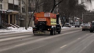 Продолжаются работы по уборке снега в Алматы