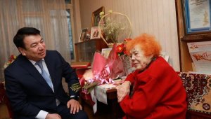Министр Гани Бейсембаев поздравил со 100-летием учителя из Шымкента