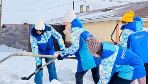 Марафон добрых дел: столичные волонтеры помогают пенсионерам убирать снег