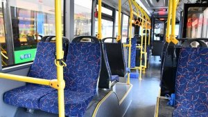 В автобусах Алматы запустят звуковое оповещение с призывом уступать места пожилым