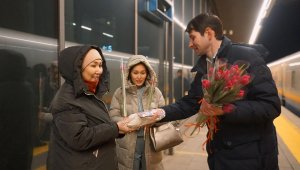 Цветы и подарки вручили женщинам в пассажирских поездах в Астане