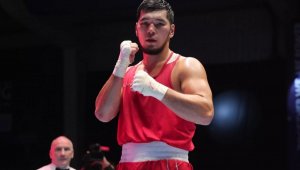 Айбек Оралбай выиграл третий бой на турнире по боксу в Италии