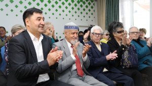 В Алматы постояльцев дома престарелых поздравили с Днем милосердия