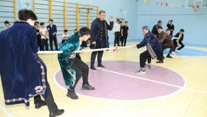 Алматинские школьники состязались в казахских национальных играх