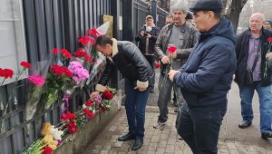 Теракт в Москве: алматинцы несут цветы к зданию Генконсульства России