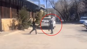 Хулиган с ружьем в руках обматерил прохожих в Алматы
