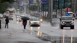 Обширный циклон принесет сильные дожди, град, метель в Казахстан 29 марта