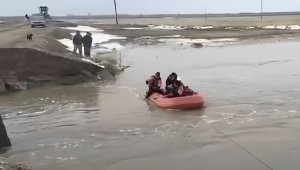 На лодках через затопленную дорогу переправляют жителей ВКО