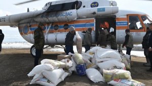 Продукты питания и медикаменты доставили на вертолете в села области Абай