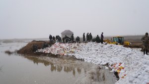 Эвакуация жителей, бурлящие реки, размытые дороги: в Казахстане продолжается борьба с паводками