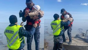 Девятимесячного малыша на лодке доставили в село в Атырауской области