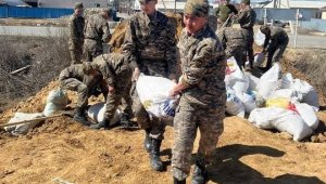 Военнослужащие укрепляют дамбы и проводят эвакуацию населения – Минобороны РК
