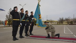 Более 600 морских пехотинцев простились с Боевым знаменем в Актау
