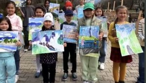 Арт-перформанс: 50 пейзажей Алматы нарисовали юные художники