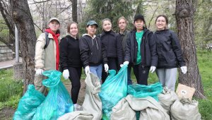 В Алматы волонтеры и экоактивисты привели в порядок набережную реки Есентай