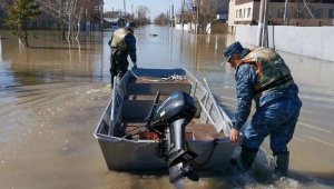 Полицейские пересели на лодки и контролируют ушедшие под воду улицы в Петропавловске