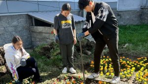 «Алматы - наш общий дом»: более 500 деревьев и 20 тысяч цветов посадили дети в школах города