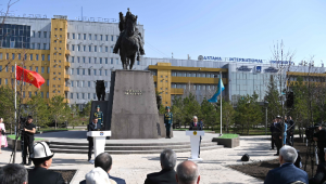Токаев и Жапаров торжественно открыли памятник Айкол Манасу в Астане