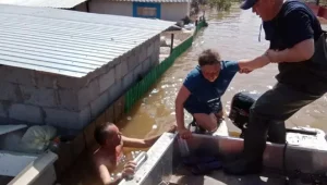 Дома в Уральске уходят под воду: для поиска людей запущен дрон