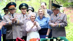 С вековым юбилеем поздравили ветерана войны Тамару Максимову в Алматы