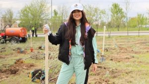 «Алматы – город-сад»: известная актриса посадила именную яблоню