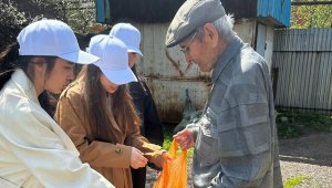 «Помоги ближнему»: алматинцы навели порядок во дворах ветеранов, одиноких пенсионеров