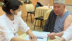 Алматинские врачи провели выездной профилактический осмотр для пожилых людей