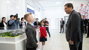 Ерболат Досаев посетил частную школу с инновационными методами образования