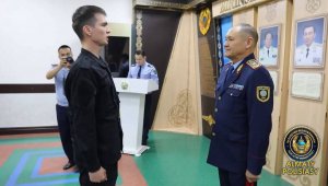 Молодым полицейским Алматы вручили первые офицерские погоны